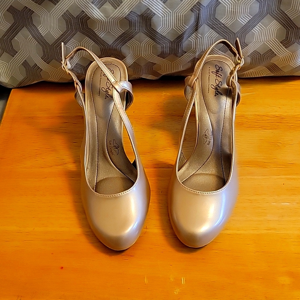 Soft Style Delight Hush Puppies Metallic Gold Heels, Size 9" Wide